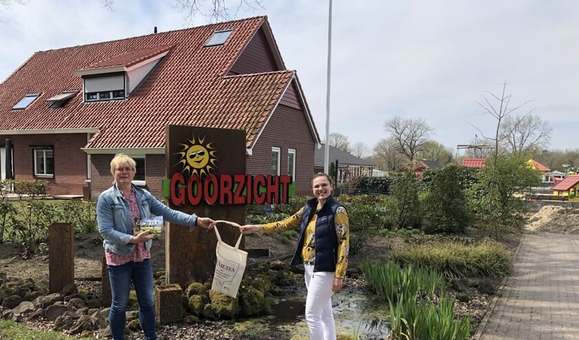 <p>De overhandiging van de eerste goodiebag. Foto: PR</p>