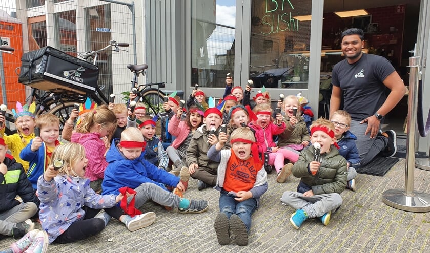 De leerlingen bij Pravinath, met een heerlijk ijsje. Foto: PR