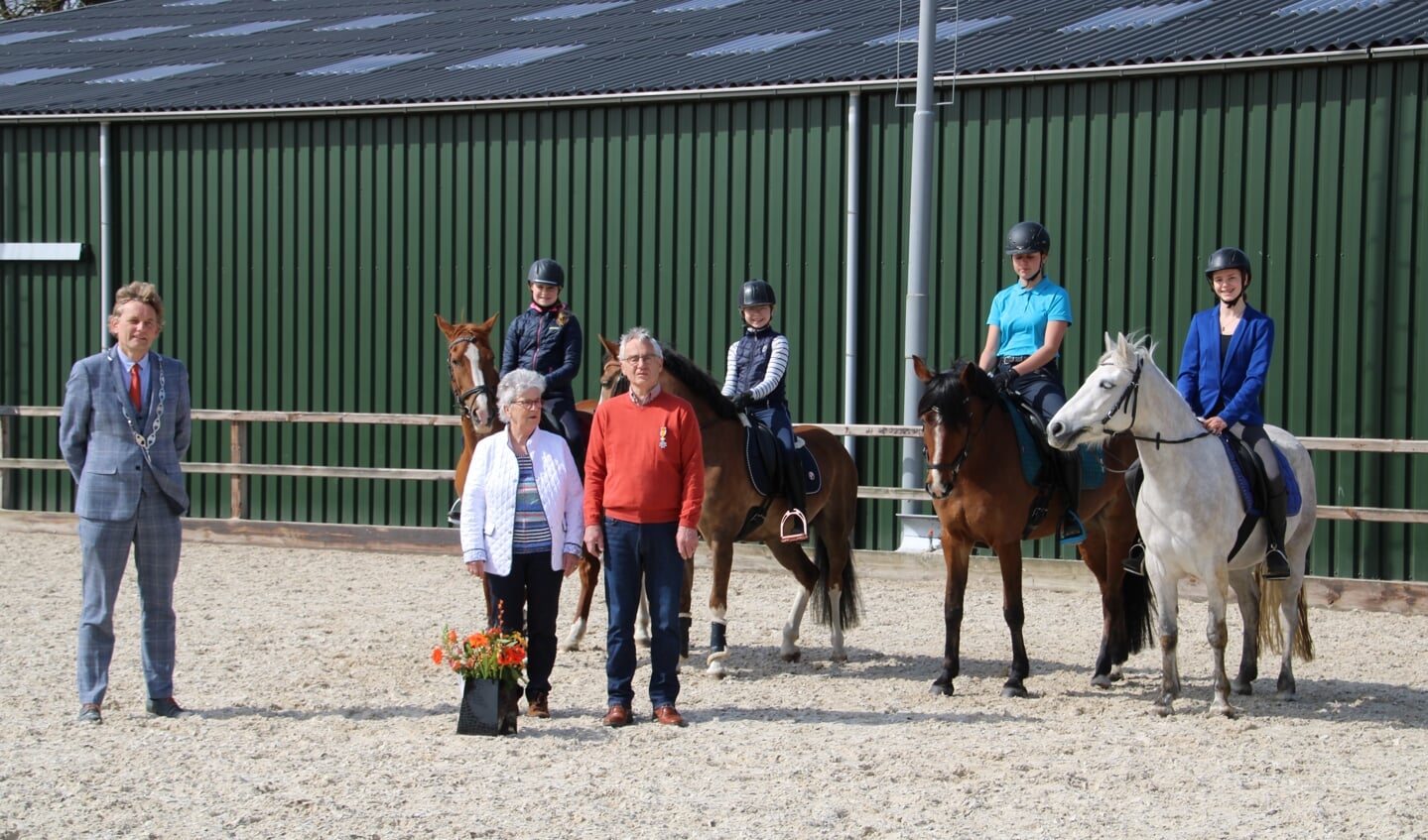 Wim Salemink en zijn vrouw, met vier pony-leden van de PSVA en burgemeester Anton Stapelkamp. Foto: Lydia ter Welle
