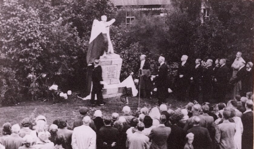 <p>Het zou nog tot 1951 duren voor een monument voor de oorlogsslachtoffers in Hengelo onthuld zou worden. Archief Willy Hermans</p>