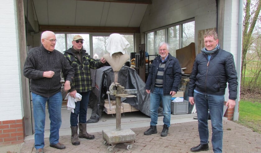 Het comité voor een herinnering aan Willem Sluiter in Neede ziet in de beeldhouwer Anton ter Braak (tweede van links) de aangewezen persoon voor het vervaardigen van een kunstwerk bij zijn geboorteplek. Recent bezocht het drietal (links Mans Koster, rechts Dinant Rohaan en tweede van rechts Arend Heideman) hem in zijn atelier in het Noordijkerveld. Foto: PR