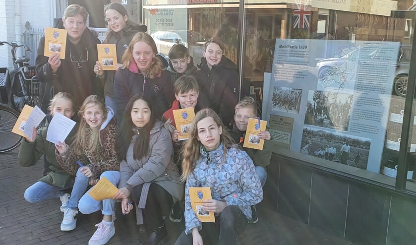 Leerlingen groep 8 obs De Hofmaat bij het paneel over de mobilisatie 1939. Foto: Rob Weeber
