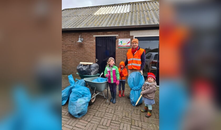<p>Dat is nog eens werken aan de toekomst: de zwerfafvalbrigade telt ook jeugdige leden. Foto: Henk Schippers, Levend Landschap Vierakker</p>