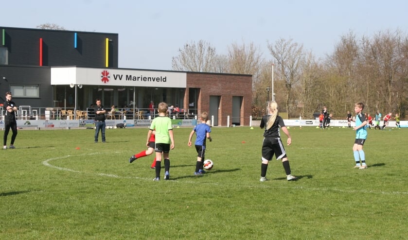 <p>Basisschoolkinderen voetballen in Mariënvelde tijdens het Mix Voetbaltoernooi van MAZZEL. Foto: Jos Betting</p>