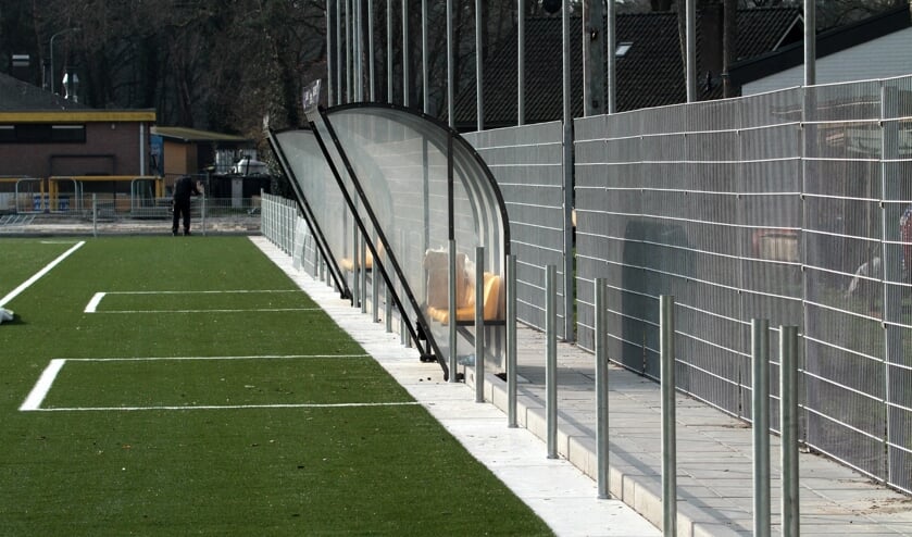 <p>Het gaat nog steeds zeer voorspoedig met de aanleg van het kunstgrasveld op sportpark ‘t Grote Veld van voetbalvereniging Vorden. Zo werd vorige week het hele ‘leunhekwerk’ rondom het aangelegde kunstgrasveld en veld 2 geplaatst. Foto: Johan Bolink </p>
