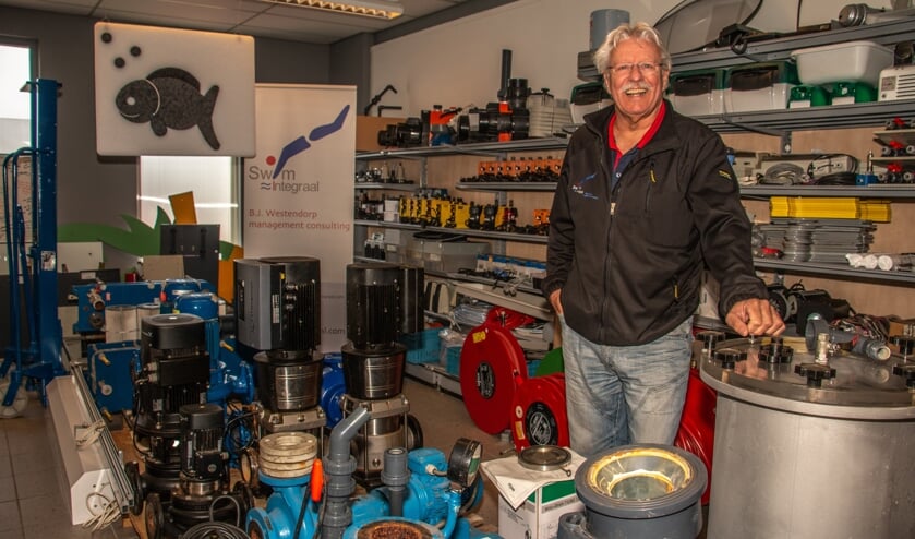 Bert-Jan Westendorp heeft veel plezier in zijn winkel in (meestal) tweedehands zwembadspullen. Foto: Liesbeth Spaansen