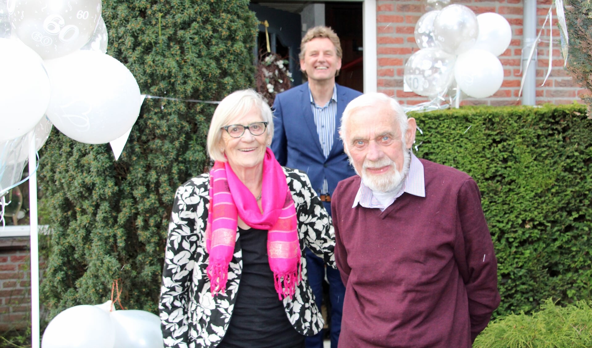 Wim en Tiny de Zoeten-Boomsma, met op de achtergrond burgemeester Anton Stapelkamp. Foto: Lydia ter Welle