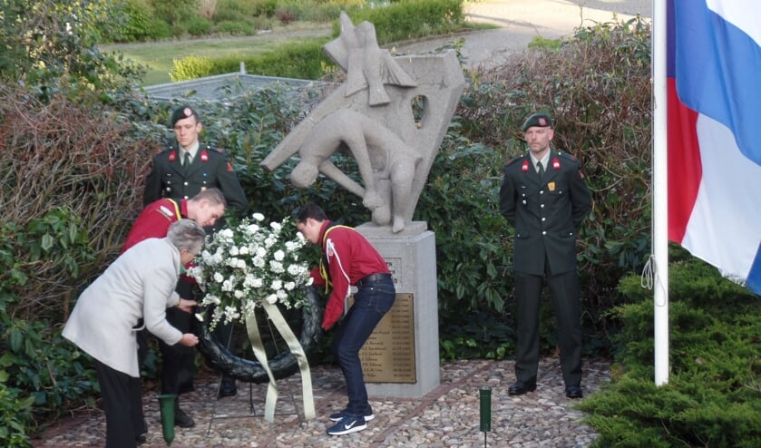 <p>In 2019 legde toenmalig wethouder Marijke van Haaren van de gemeente Berkelland een krans bij het oorlogsmonument in Ruurlo. Foto: Fotoarchief Jan Hendriksen. </p>