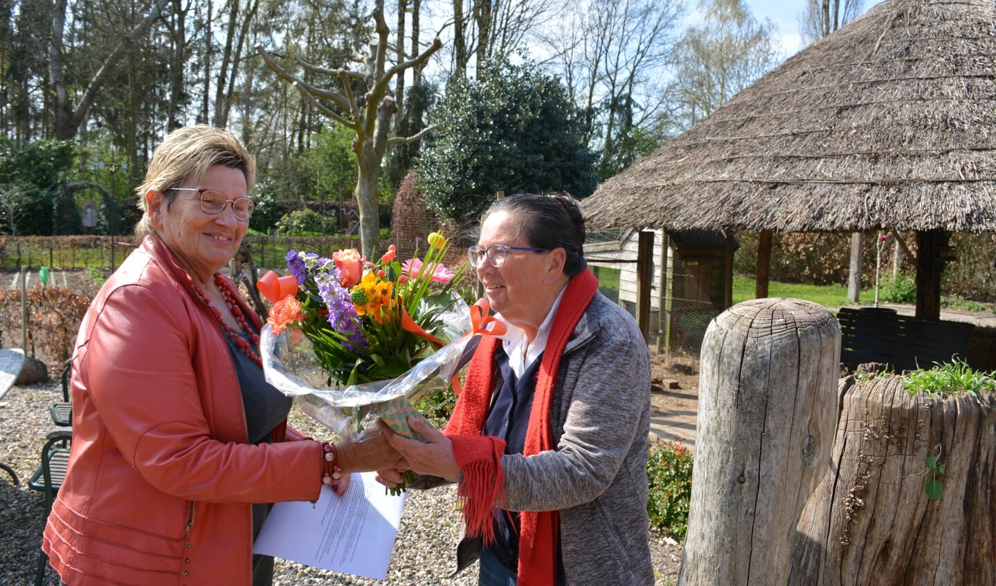 Felicitaties en bloemen van Wilma Aalderink voor Erna Oostendorp. Foto: Diny Oosterlaken