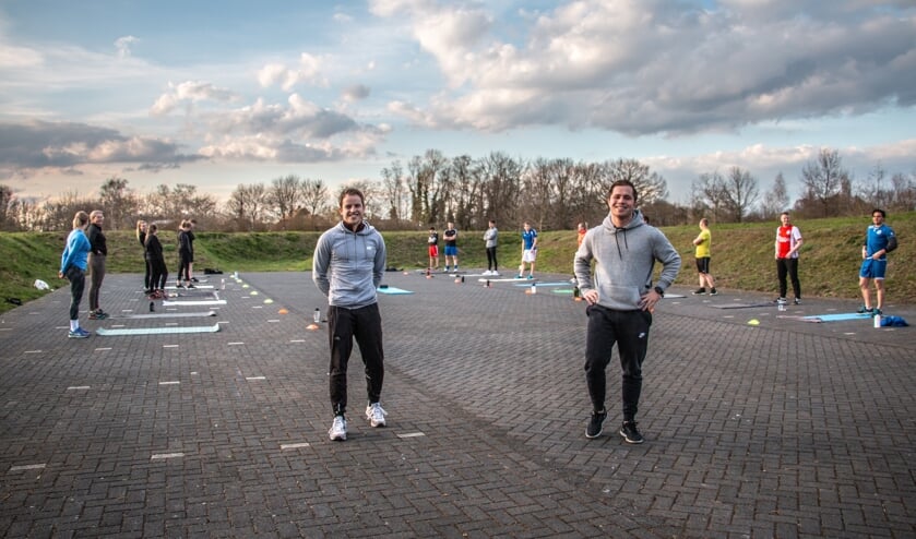 <p>Danilo Hoebink (l.) en Luc van Hal geven een uurtje bootcamp. Foto: Liesbeth Spaansen</p>