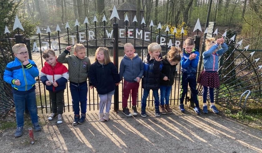 De leerlingen bij het verstoppen van de stenen. Foto: PR