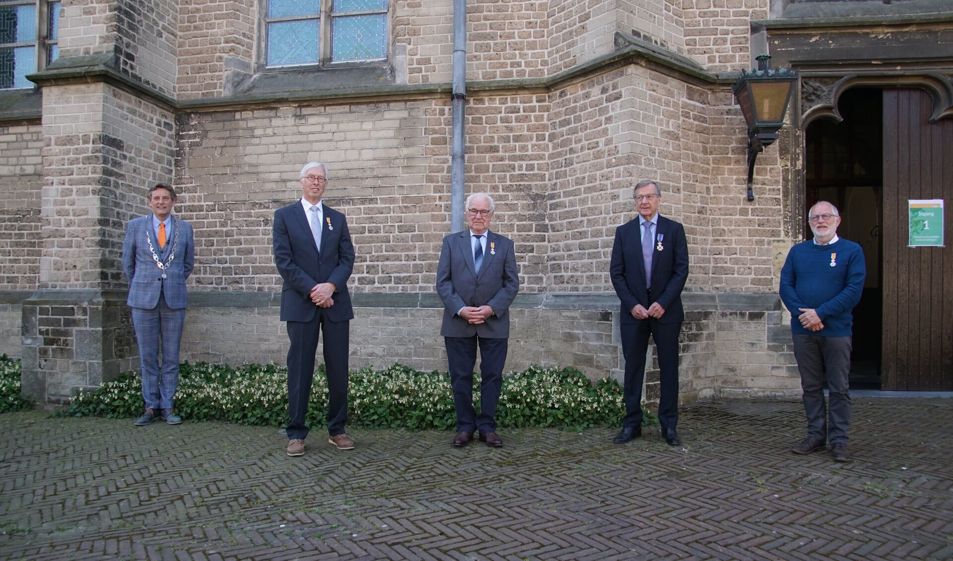 Van links af burgemeester Anton Stapelkamp en de gedecoreerden Ton de Vries, Harrie van der Sligte, Hans Beele en Jan Oberink. Foto: Frank Vinkenvleugel