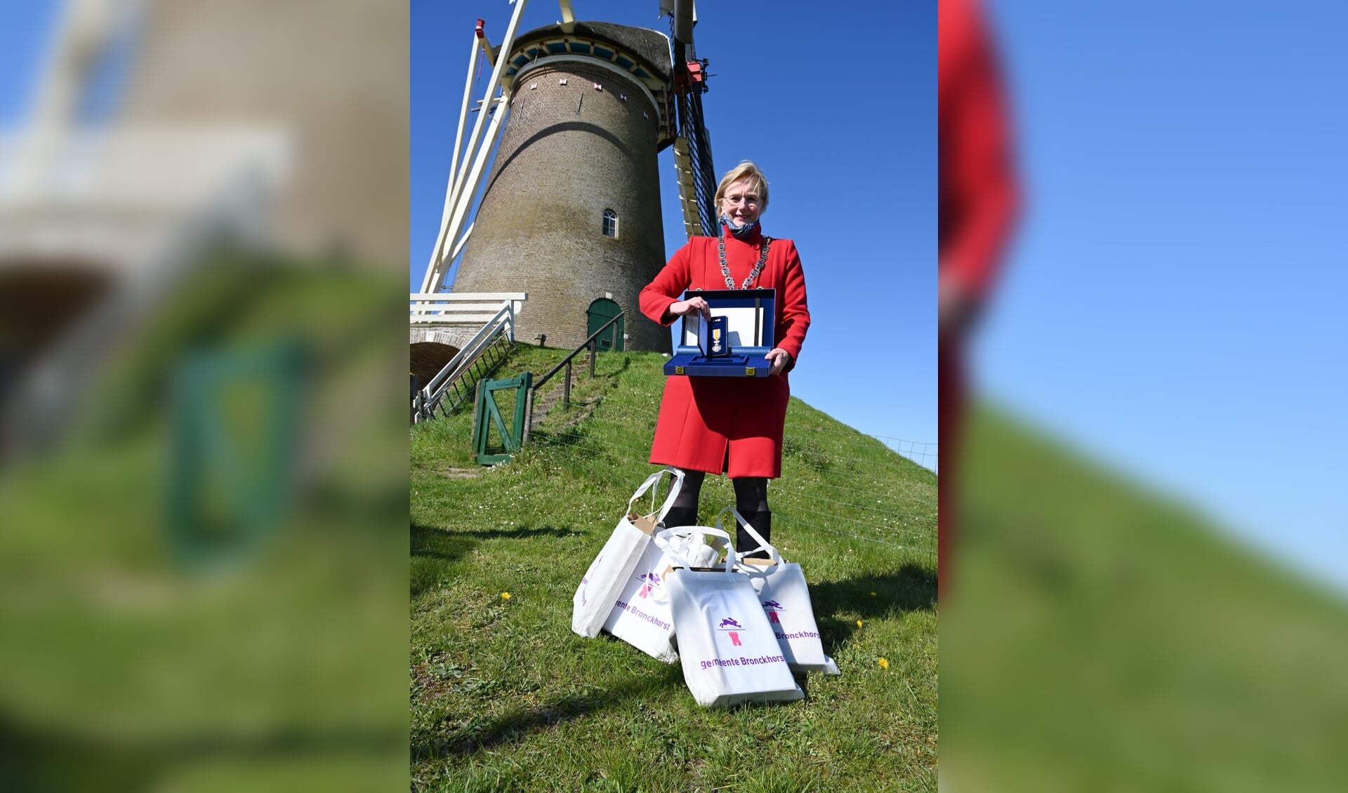 Burgemeester Marianne Besselink gaat op lintjesdag 'de boer op' met lintjes om elf vrijwilligers koninklijk te onderscheiden. Foto: Gemeente Bronckhorst 