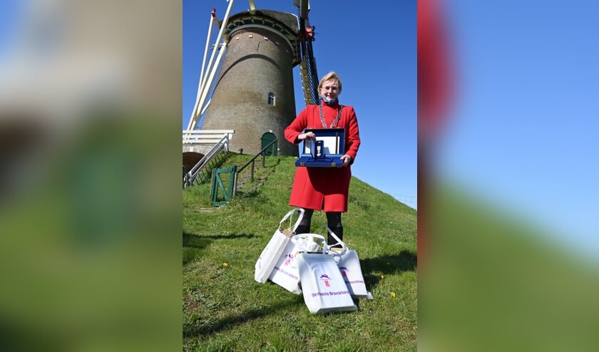 <p>Burgemeester Marianne Besselink gaat op lintjesdag 'de boer op' met lintjes om elf vrijwilligers koninklijk te onderscheiden. Foto: Gemeente Bronckhorst </p>