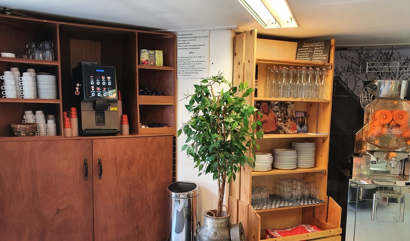 Koffie, thee, verse jus is verkrijgbaar in de winkel. Foto: Alice Rouwhorst