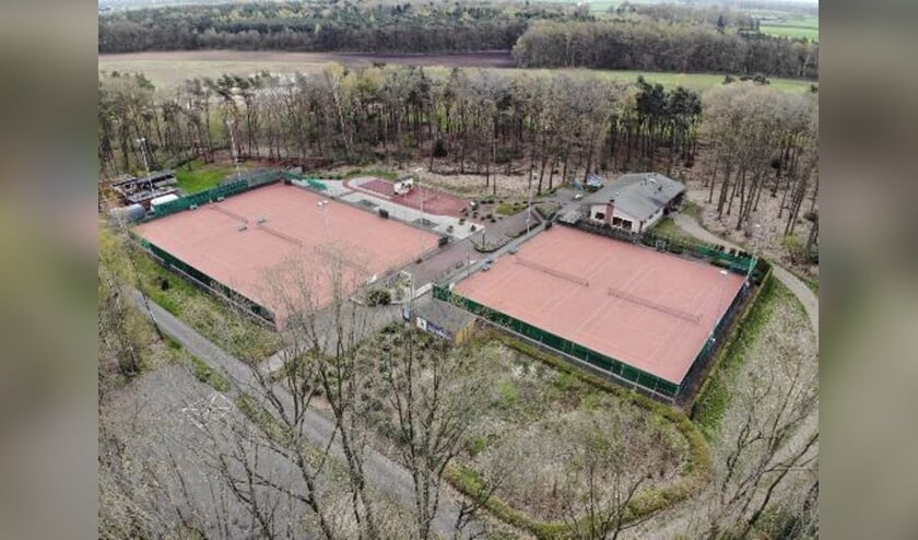 <p>De banen van LTC Zelhem van bovenaf. Foto: PR</p>