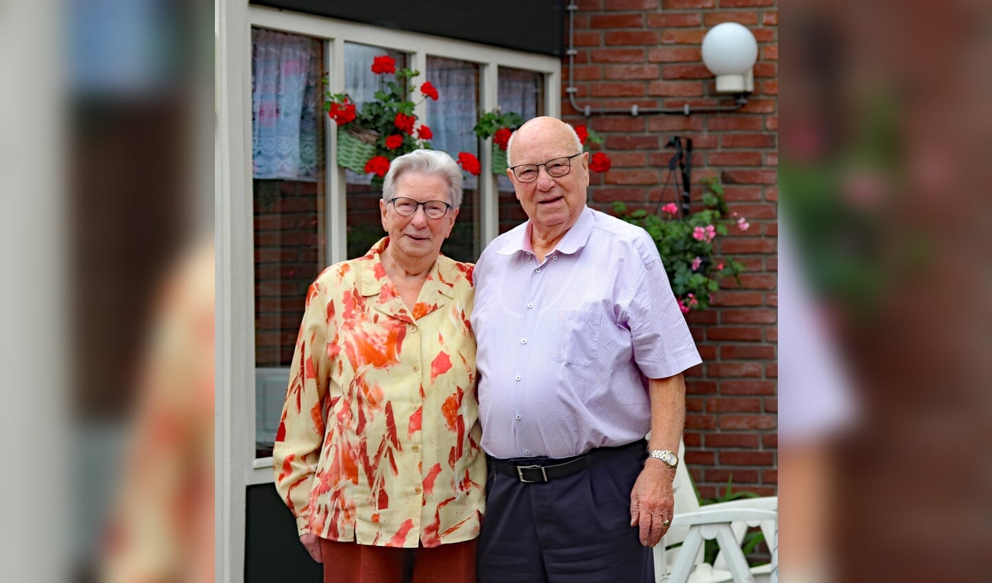 Riek en Lammert Hartgers-Abbink in de achtertuin van hun woning in Loenen. Foto: Sander Grootendorst