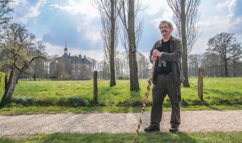 <p>Boswachter Ronald Teunissen gaat snel in gesprek met bezoekers, hier op landgoed Hackfort. Foto: Contact</p>