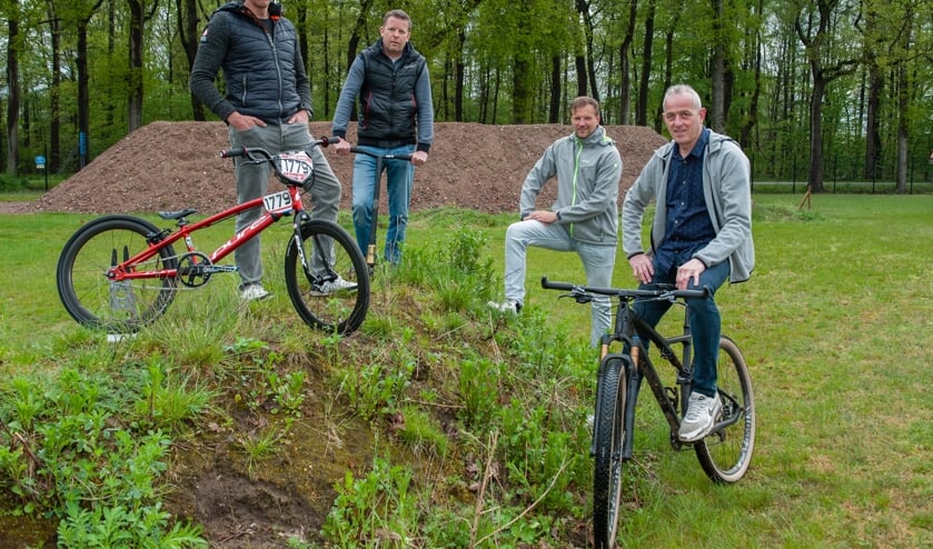 <p>De initiatiefnemers van de pumptrackbaan, van links Wilco Schigt, Wilber Kappert, Michiel Stronks en John Theissen. Foto: Ronny Elschot</p>