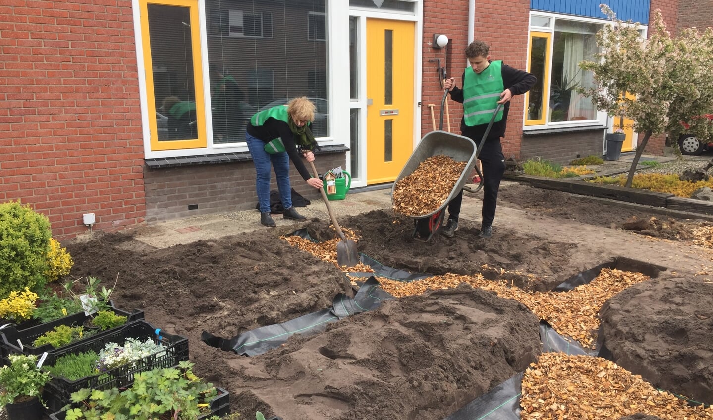 Twee vrijwilligers zijn bezig met het opknappen van de tuin. Foto: Present Bronckhorst