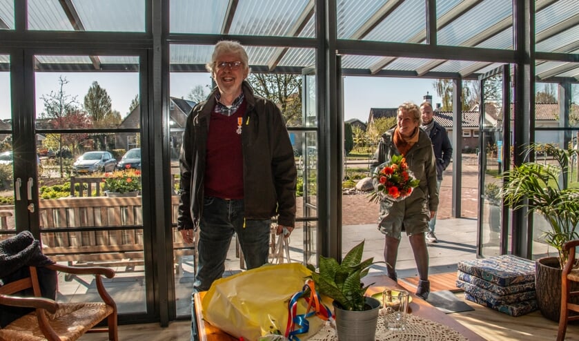 Rieks Eggens, Martje en Jan-Eize komen De Kei binnen. Rieks is blij verrast met alle belangstelling. Foto: Liesbeth Spaansen