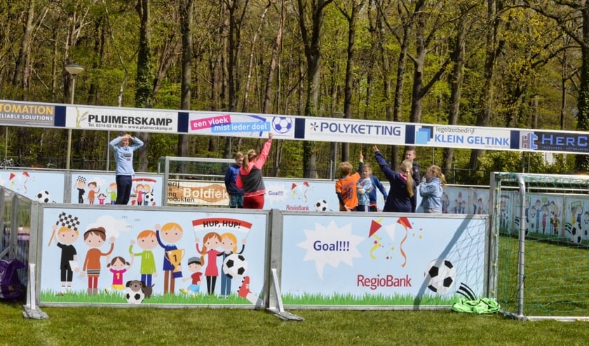 <p>Lekker bezig met het pannavoetbal. Foto: Gerrie Evers/ZZC '20</p>