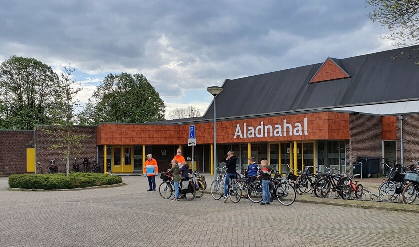 De start van het praktische verkeersexamen was bij de Aladnahal. Foto: Anke Kolenbrander