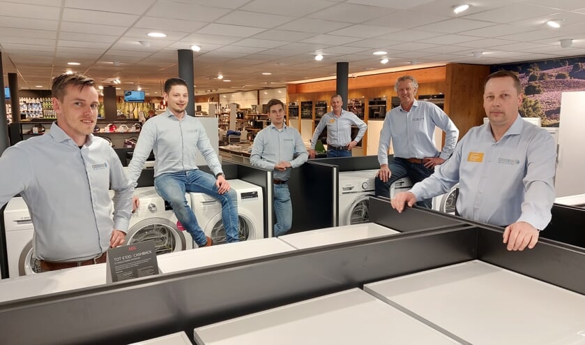 Vlnr: Jesse Wiggers, Marco Wiegerinck, Matthijs Bollen, Jan Witteveen, Nico Brethouwer en Richard van de Vlekkert voor de witgoedafdeling van Obbink. Foto: Han van de Laar
