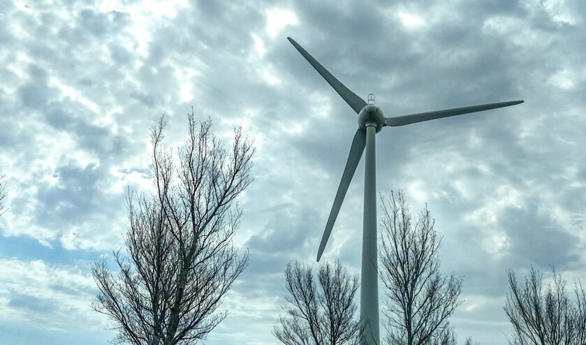 <p>Tegenstanders van hoge windturbines roerden zich tijdens de commissievergadering over de rapportage van Pon en Telos. Foto Liesbeth Spaansen</p>