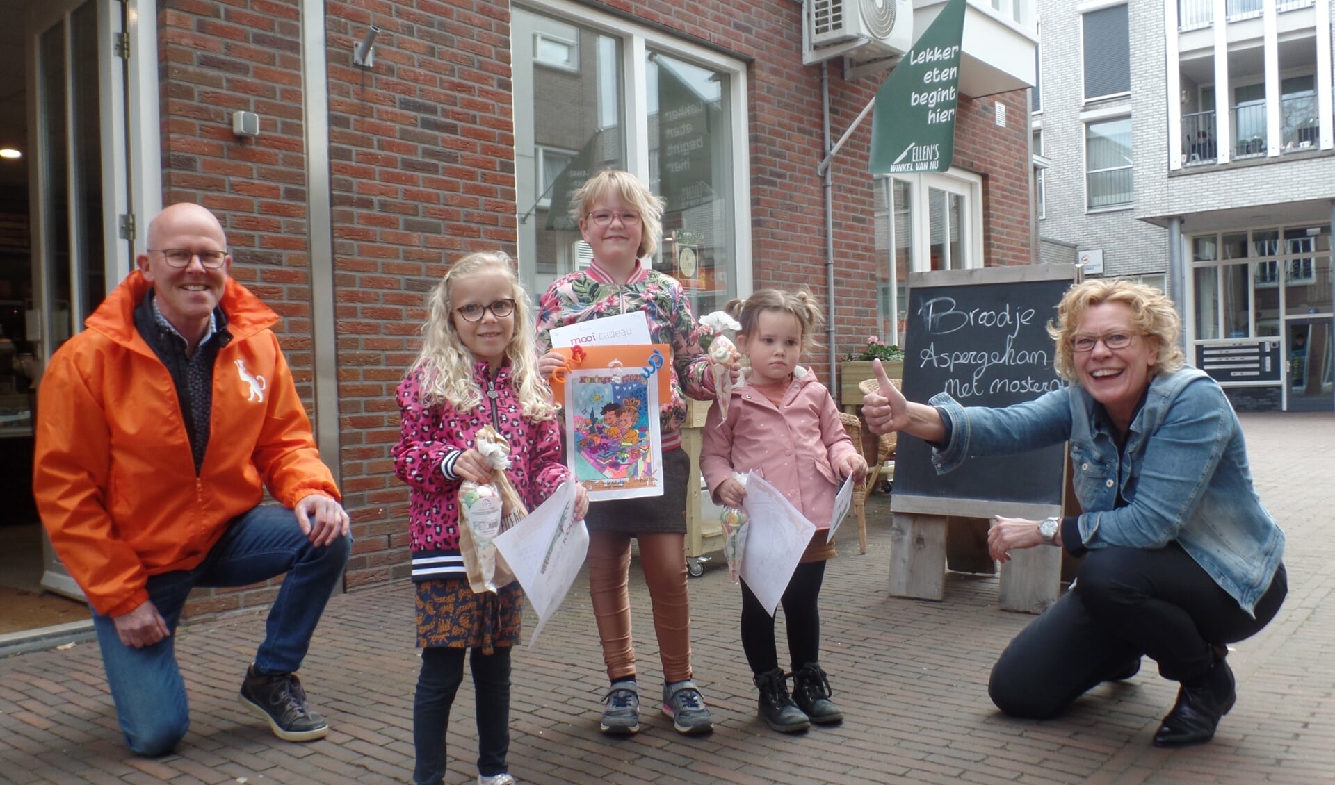 Uit handen van Ineke Nijen Es en Dick Marsman van Oranjevereniging Ruurlo kregen de winnaars van de kleurwedstrijd hun prijs. Foto: Jan Hendriksen  