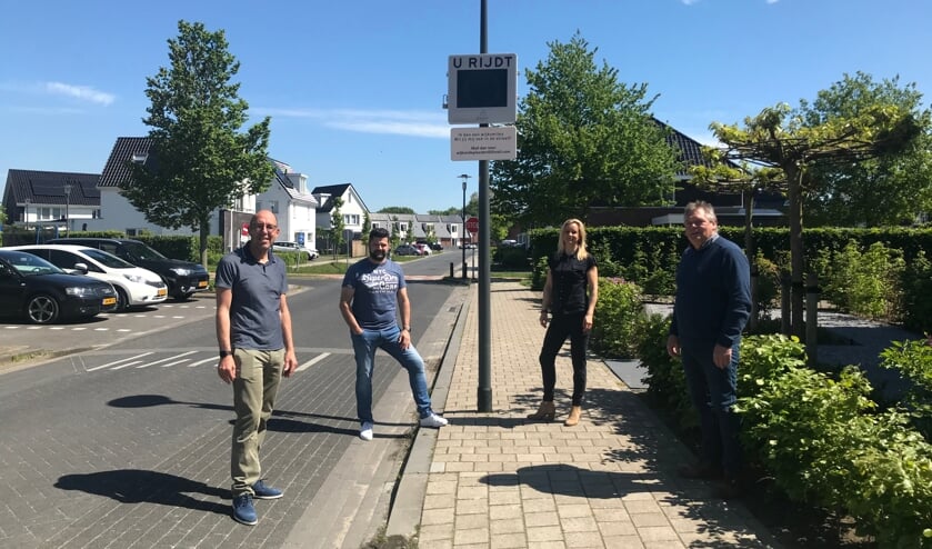 <p>V.l.n.r.: Wethouder Harry Matser en ambassadeurs Axel Wiersma, Svenja Winter en Jos Kasteel. Joep van de Bijgaart ontbreekt op de foto. Foto: gemeente Zutphen</p>