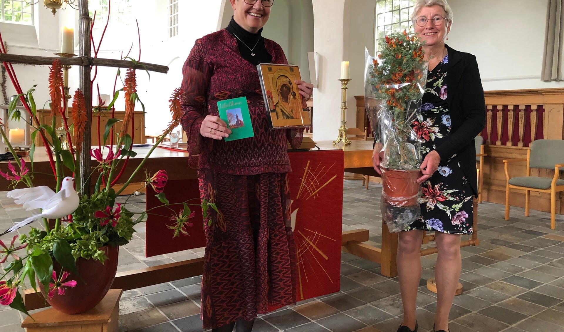 Maria Schotman overhandigde ds. Hubertien Oostdijk als welkomstgeschenk een fraaie icoon en bijzondere plant. Foto: PR