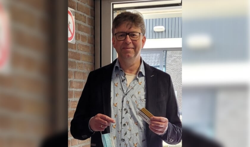 <p>Na ruim vijf maanden sluiting opende wethouder Henk van Zeijts de bibliotheek in Lochem. Goed voorbereid met biebpas en mondkapje was hij de eerste klant. Foto: PR</p>