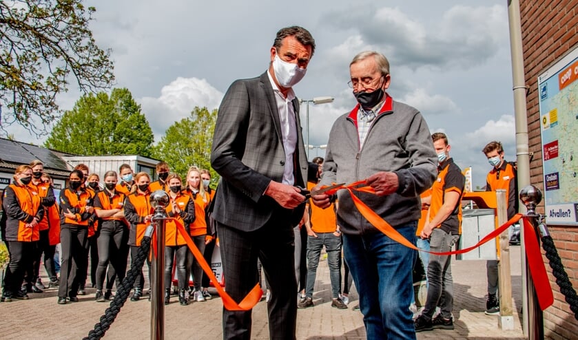 <p>Ap Aalderink (r.) en John Uffink van Coop verrichten samen de openingshandeling; het knippen van het lint. Foto: Liesbeth Spaansen</p>