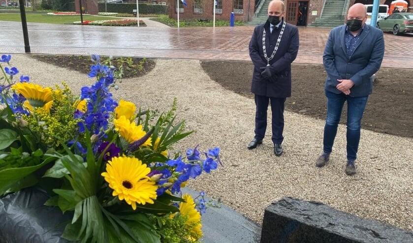 <p>Joris Bengevoord en vicevoorzitter van de raad Erwin te Selle, bij het monument tegenover het raadhuis. Foto: PR Gemeente Winterswijk</p>