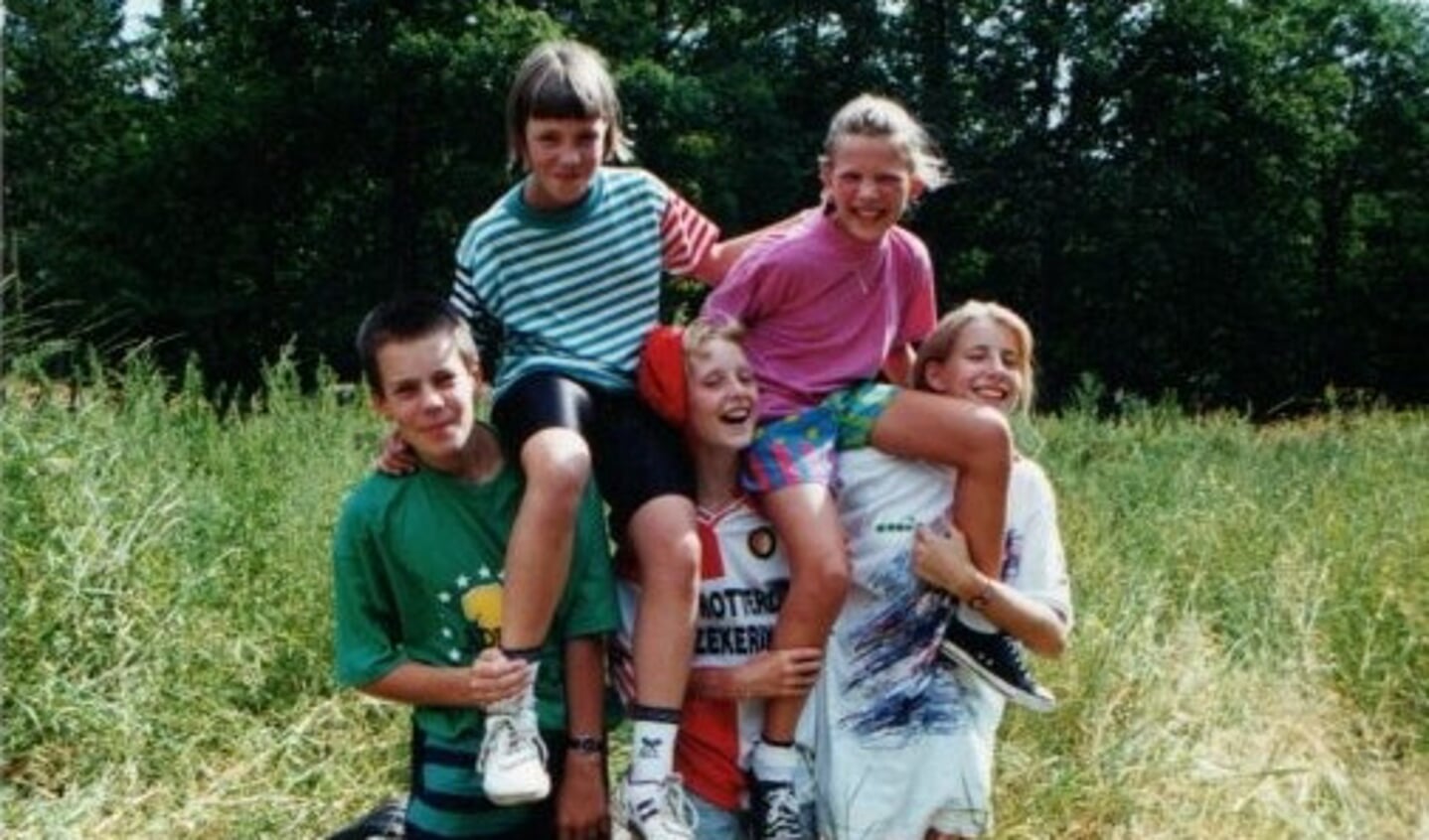Vijf kinderen bouwen met elkaar een toren. Deze foto is uit 1994. Foto: archief