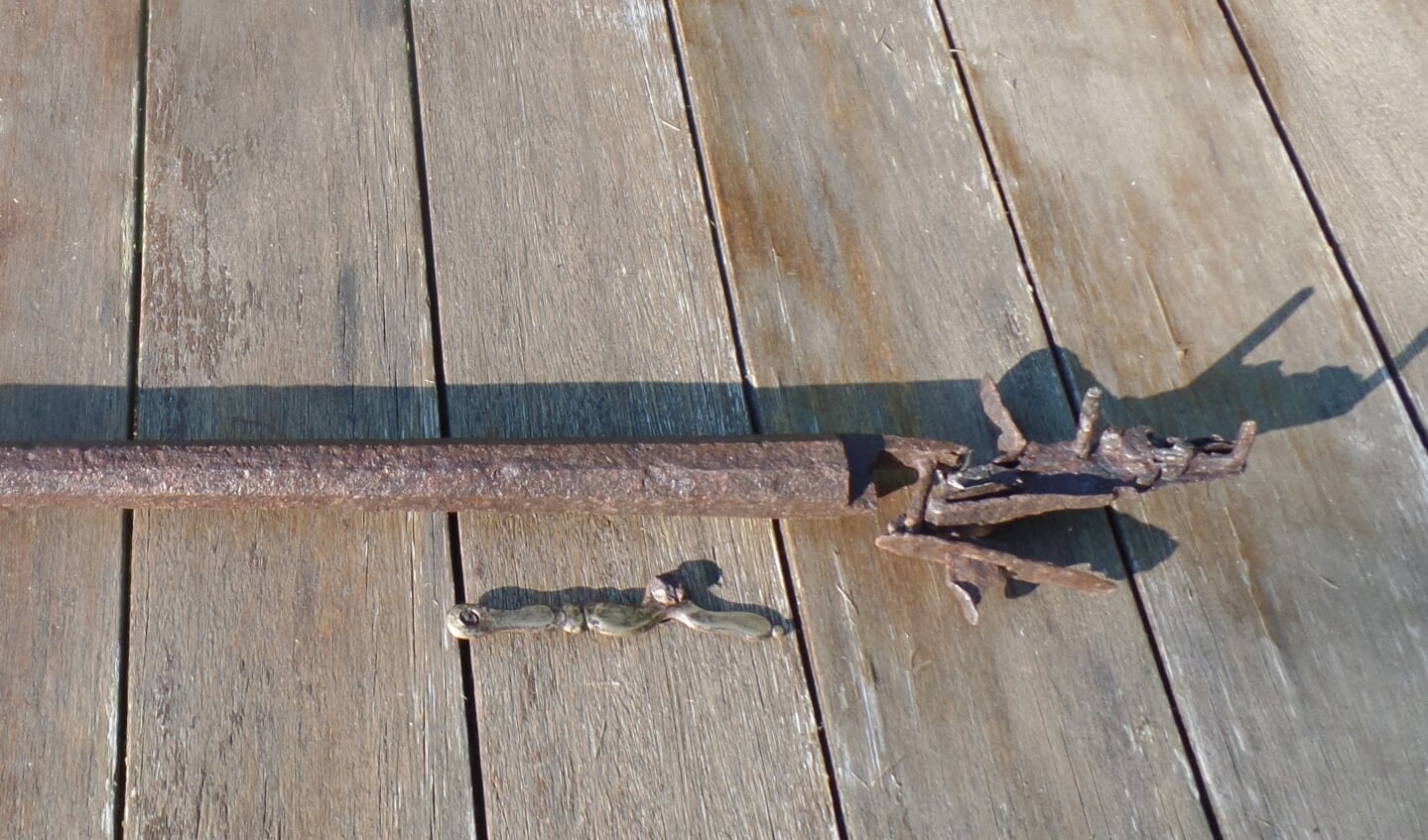 Het oudste geweer, waarvan alleen de metalen delen bewaard zijn gebleven na het lange verblijf in de bodem, behoort tot de laatste types met een vuursteenslot. Foto: Jan Hendriksen 