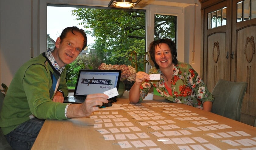 Initiatiefnemers Lex Schellevis en Esther Nederlof buigen zich over de route. Foto: PR