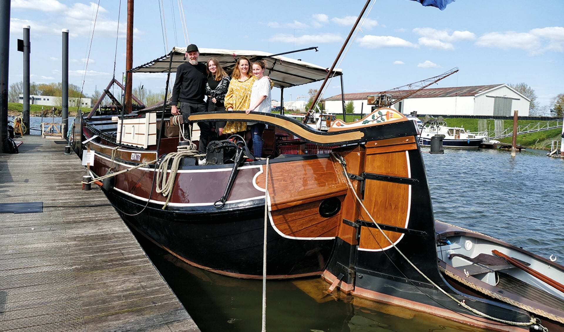 Daniëlle en Coos vertellen hoe het is om met hun dochters te wonen op een historisch schip in Museumhaven Zutphen. Foto: Berthil van den Brink