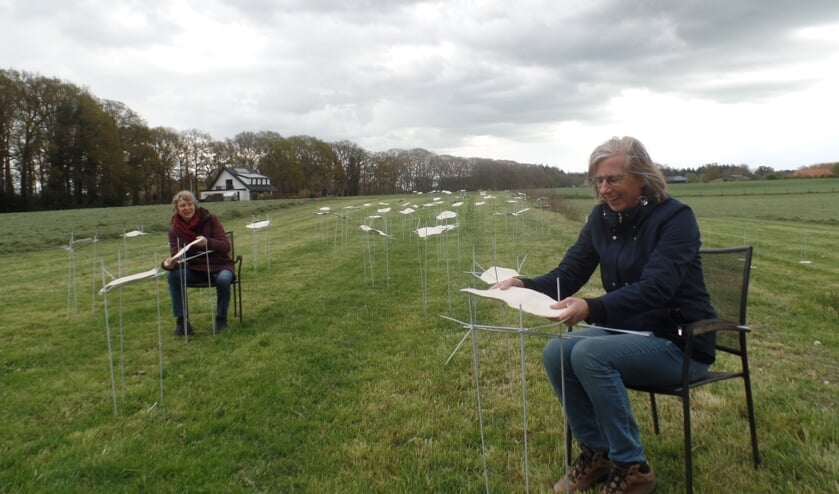 <p>Juul Bögemann (r) en Yvonne Alting (l) waren zondag druk in de weer om de ongeglazuurde schalen in metalen frames te plaatsen. Foto: Jan Hendriksen </p>