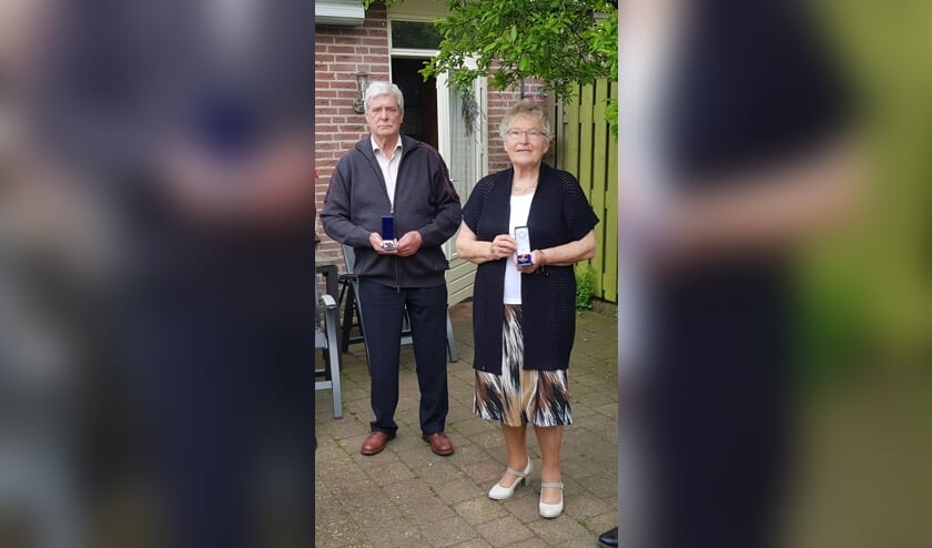 <p>Hennie en Paulien Sessink met de erespeldjes van hun vaders. Foto: PR</p>