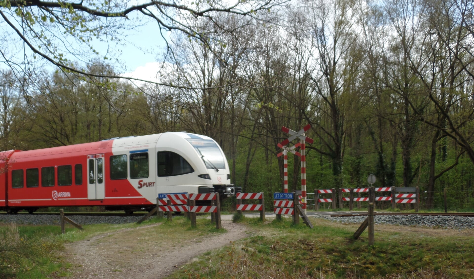 In de toekomst zullen wandelaars en fietsers die vanaf de Wiersseweg via de Loorsteeg gebruik willen maken van de wandel- en fietspaden in het gebied van De Meene door de afslutging van de overgang niet meer dit wandel- en fietsgebied kunnen komen. Foto: Jan Hendriksen. 