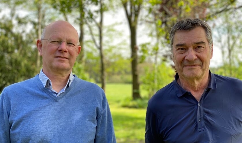 <p>Ton Schaapveld en Charles den Tex maken van politieke partij Bronckhorst Windturbine-Vrij nu een actiegroep. Eigen foto</p>