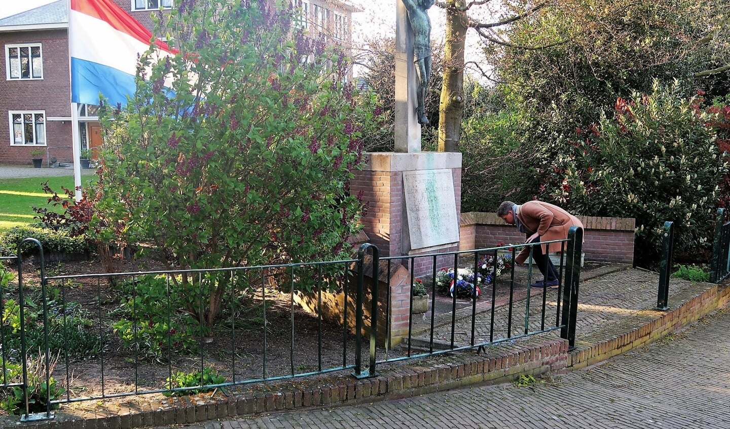 Wethouder Bart Porskamp legt een bloemstuk bij het monument in de tuin van de RK Pastorietuin. Foto: Theo Huijskes