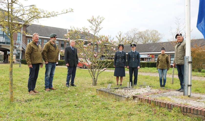 <p>Vader en zoon (Serge) van Dijk, marine-veteraan Vink, re-enactors Arno en Judith Wentink, Gelerijder Belinda Bijlveld en Majoor b.d. cavalerie, Mel van Ommen-Kloeke (vlnr) tijdens de oefening. Foto: Arjen Dieperink</p>