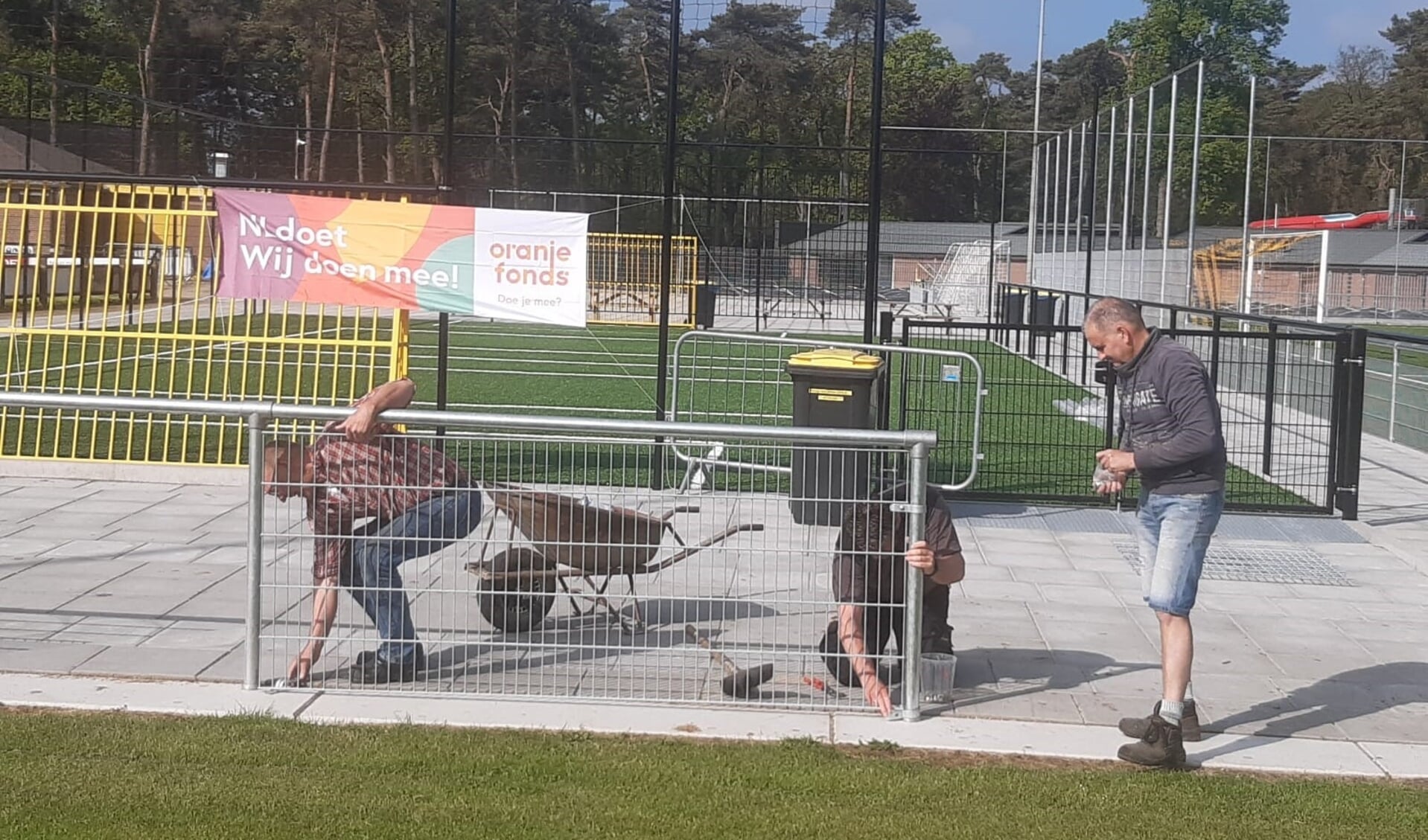 Vrijwilligers plaatsen ijzeren matten in het leunhekwerk. Foto: PR