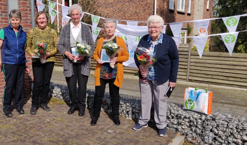 <p>De vijf jubilarissen van Vrouwen van Nu. Foto: Rob Stevens</p>