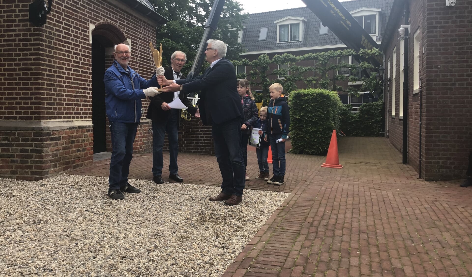 V.l.n.r. Ben Wiggers neemt hennetje in ontvangst van Job Stein, Henk Wentink (midden) kijkt toe samen met Anne-Femke, Bas en Bram Visser. Foto: Mirjam Rensink