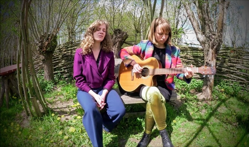 <p>Symplify, bestaande uit Edine Hiddink (l.) en Janneke Jolink. Foto: Paul van Druten</p>