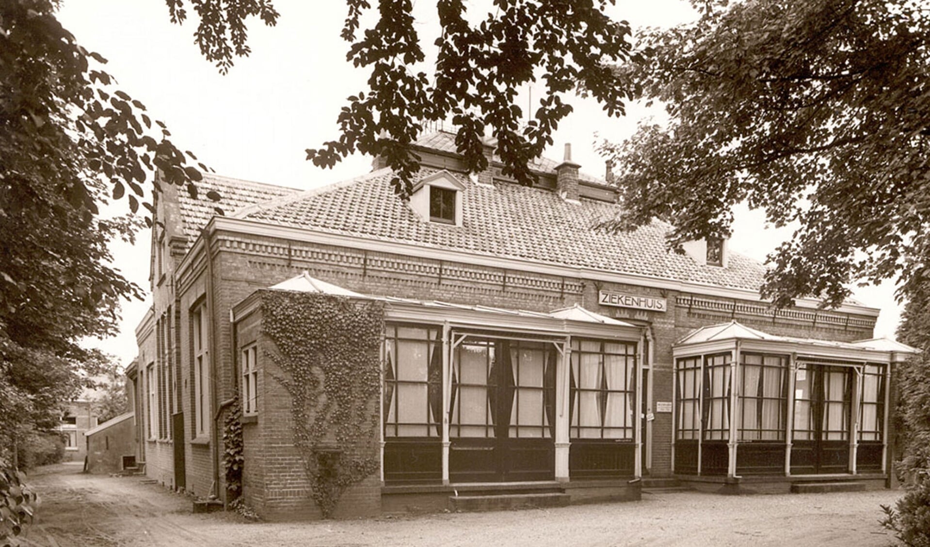 Het oude ziekenhuis aan de Zwiepseweg in Lochem. Foto: Historisch Genootschap Lochem-Laren-Barchem